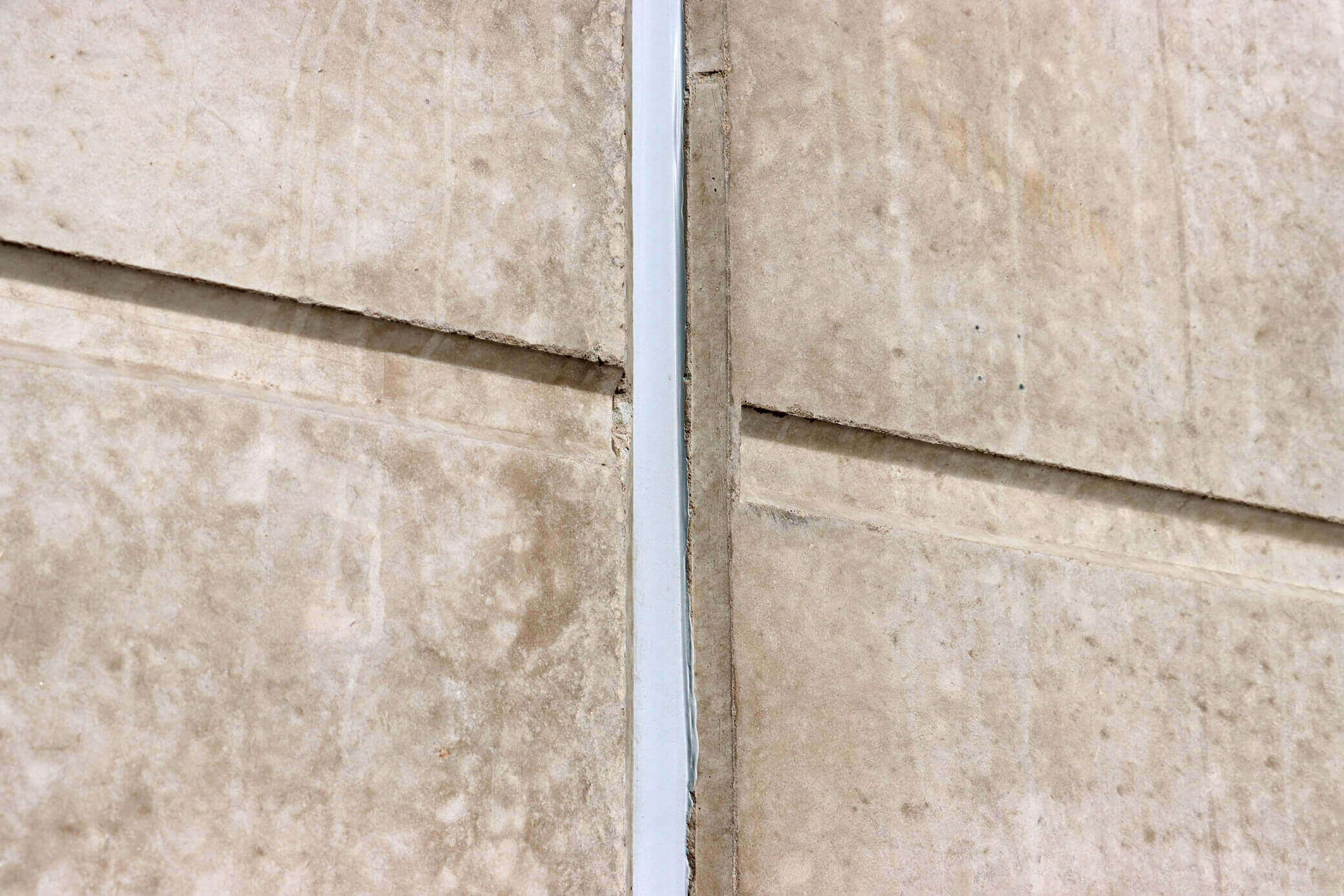 Concrete wall expansion joint with new polyurethane putty sealant